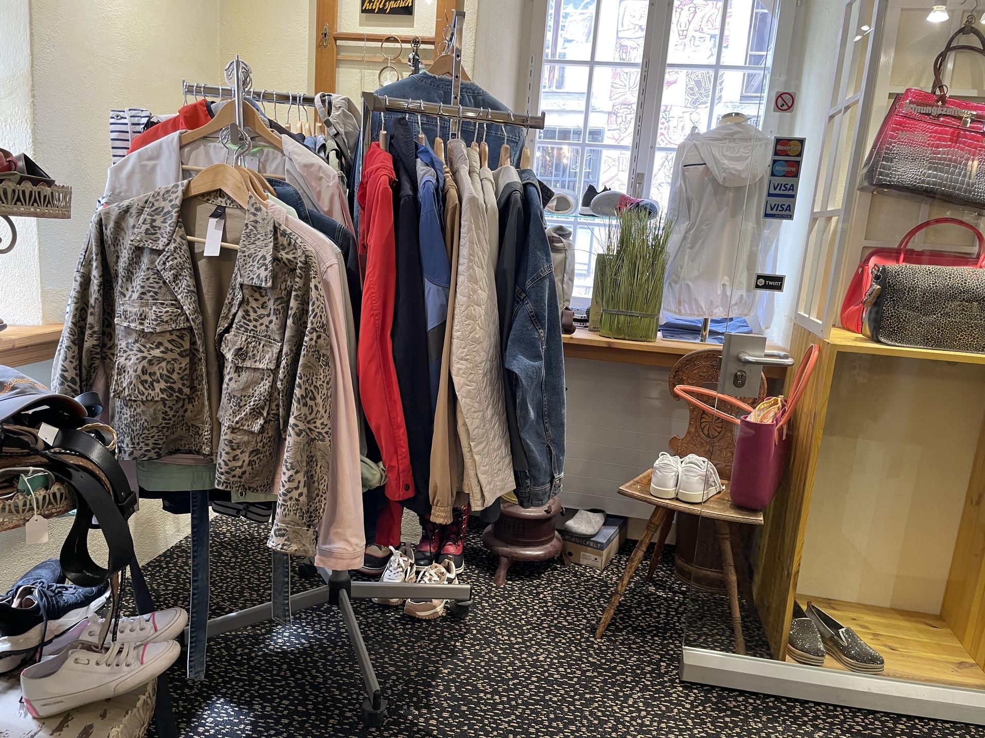 Modische Damenmode im Second Hand Laden am Dorfbach Altdorf