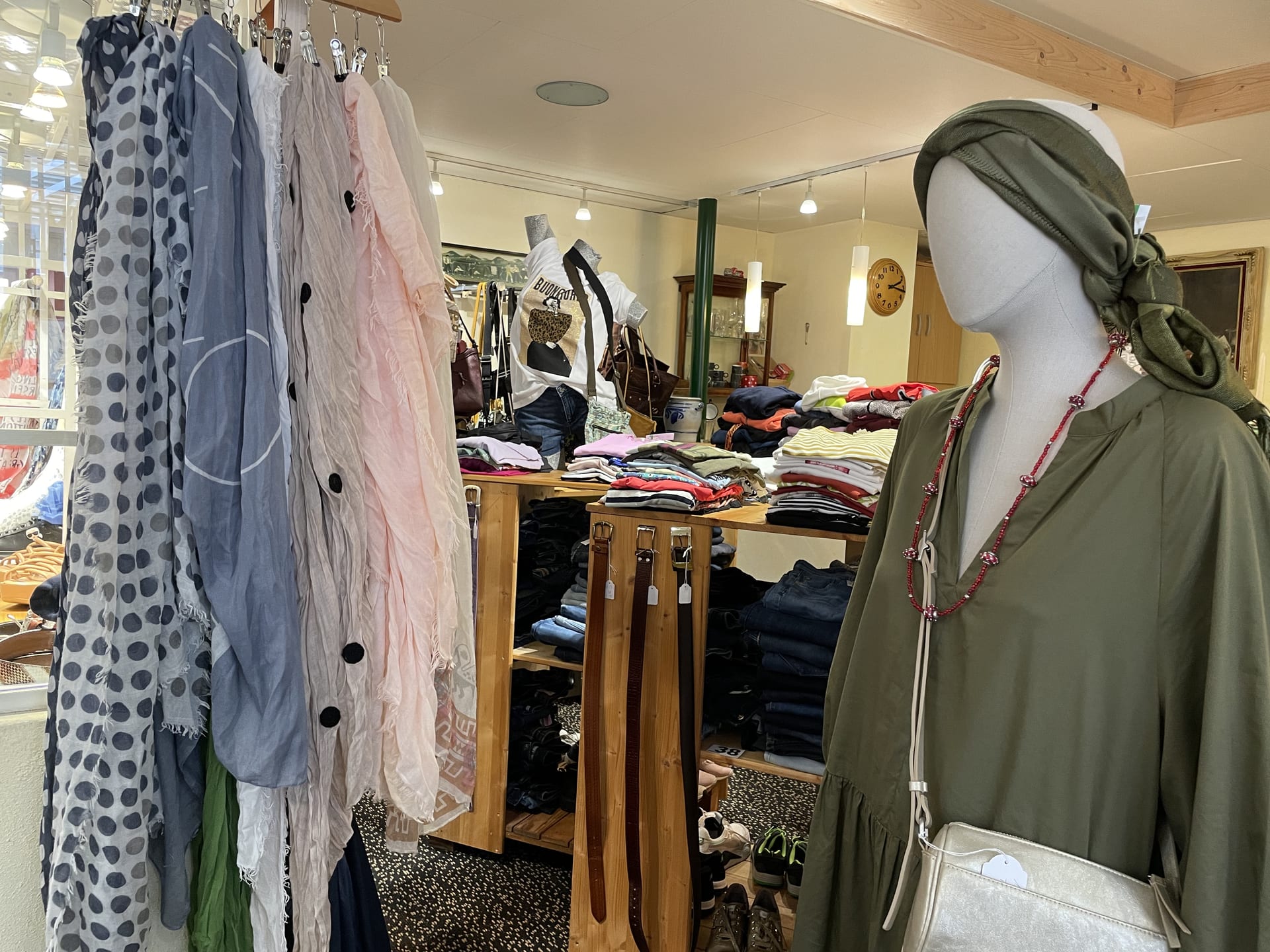 Kuratiertes Secondhand-Sortiment in der Boutique am Dorfbach