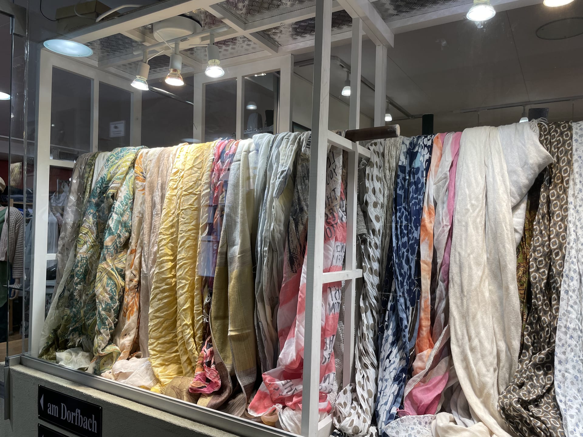 Gepflegte Damenmode in der Second Hand Boutique Altdorf