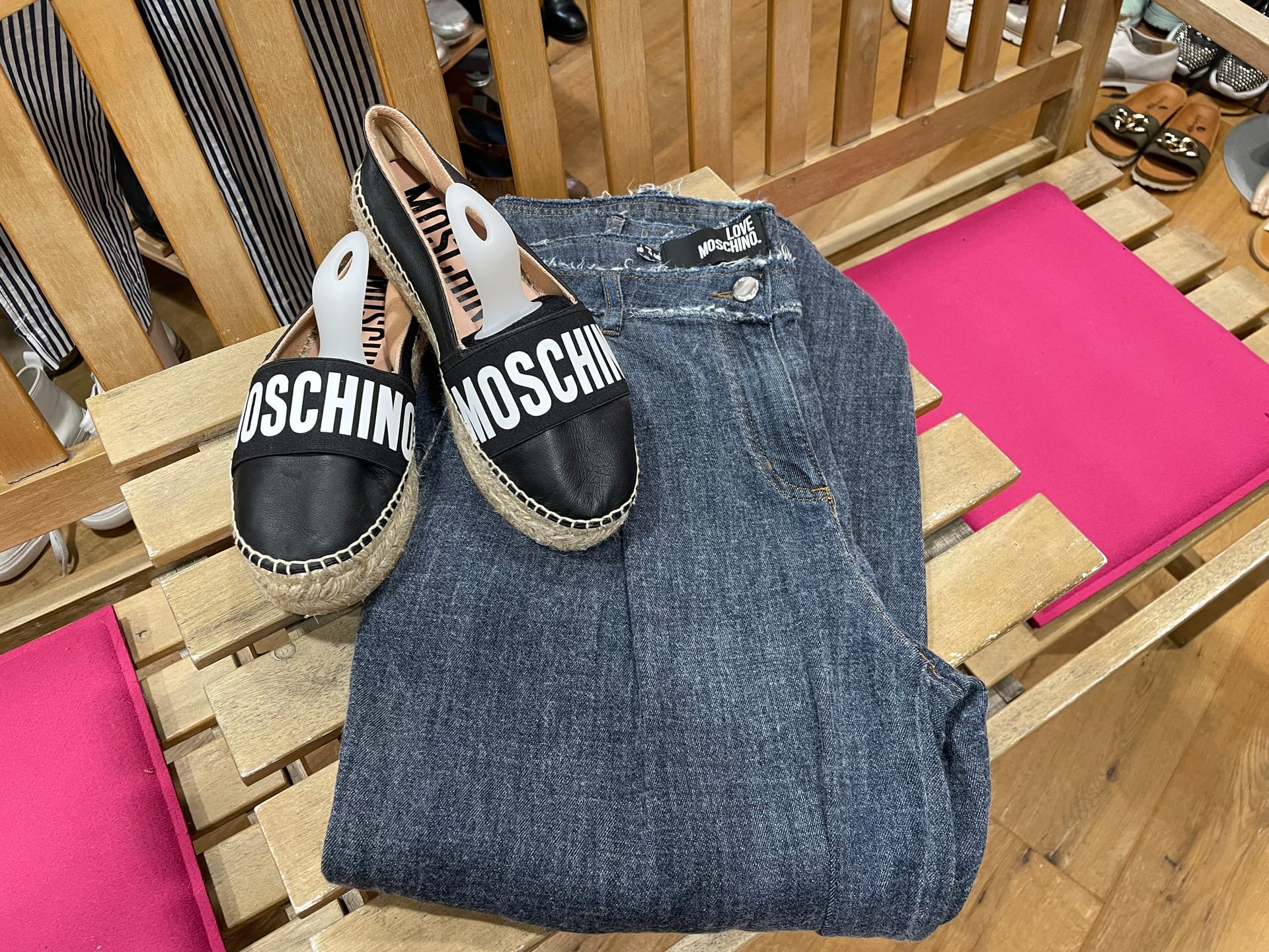 Aktuelle Secondhand Jacken und Blusen in der Boutique am Dorfbach