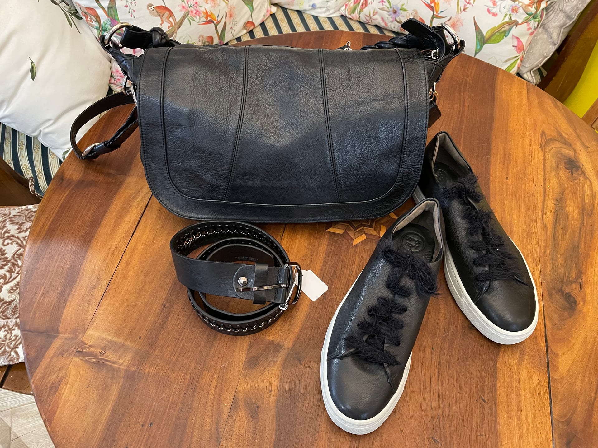 Secondhand Accessoires – Taschen und Schals am Dorfbach Altdorf