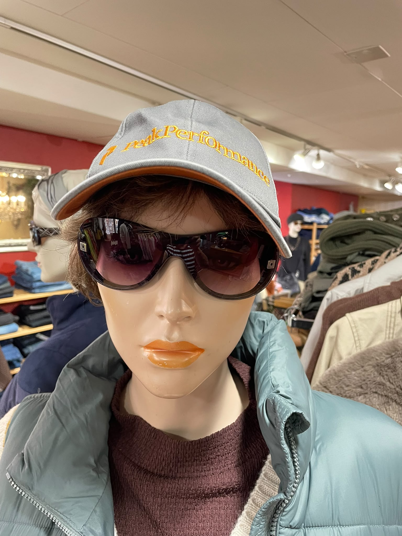 Secondhand Accessoires: Cap von Peak Performance und Sonnenbrille in Altdorf Uri