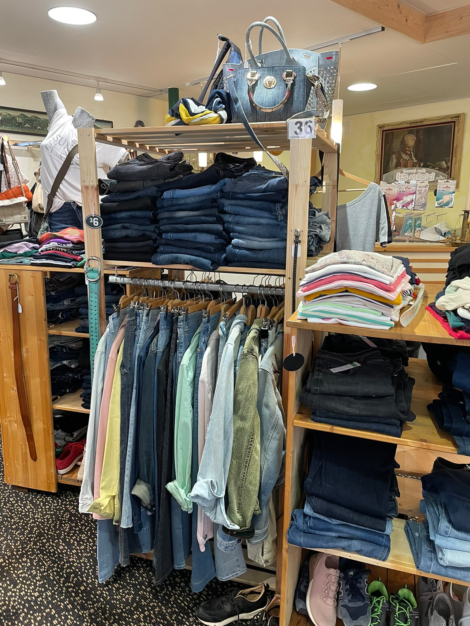 Secondhand Jeans und Jeansjacken im Regal der Boutique am Dorfbach, Altdorf