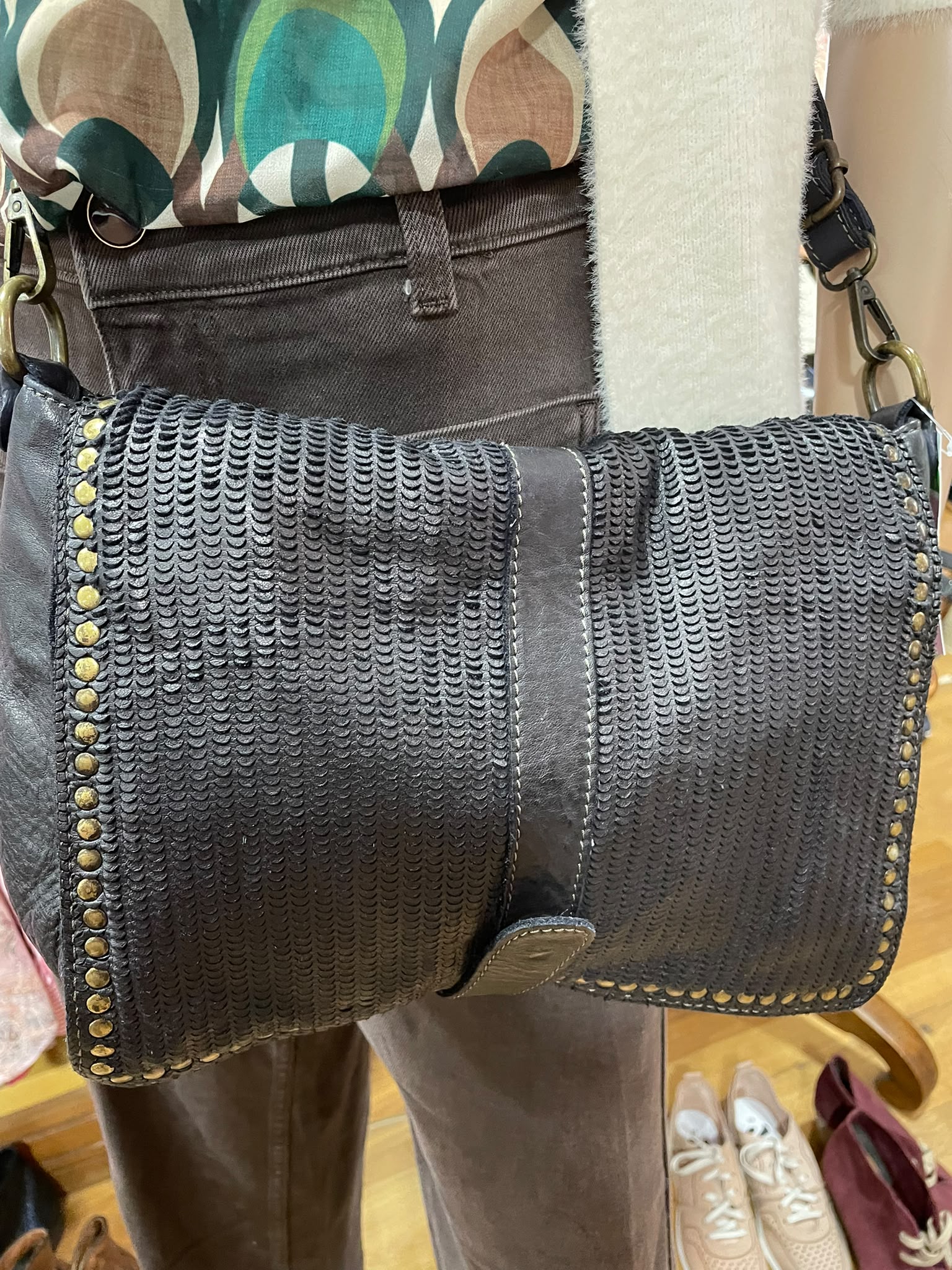 Secondhand Umhängetasche aus Leder mit Nieten in der Boutique am Dorfbach