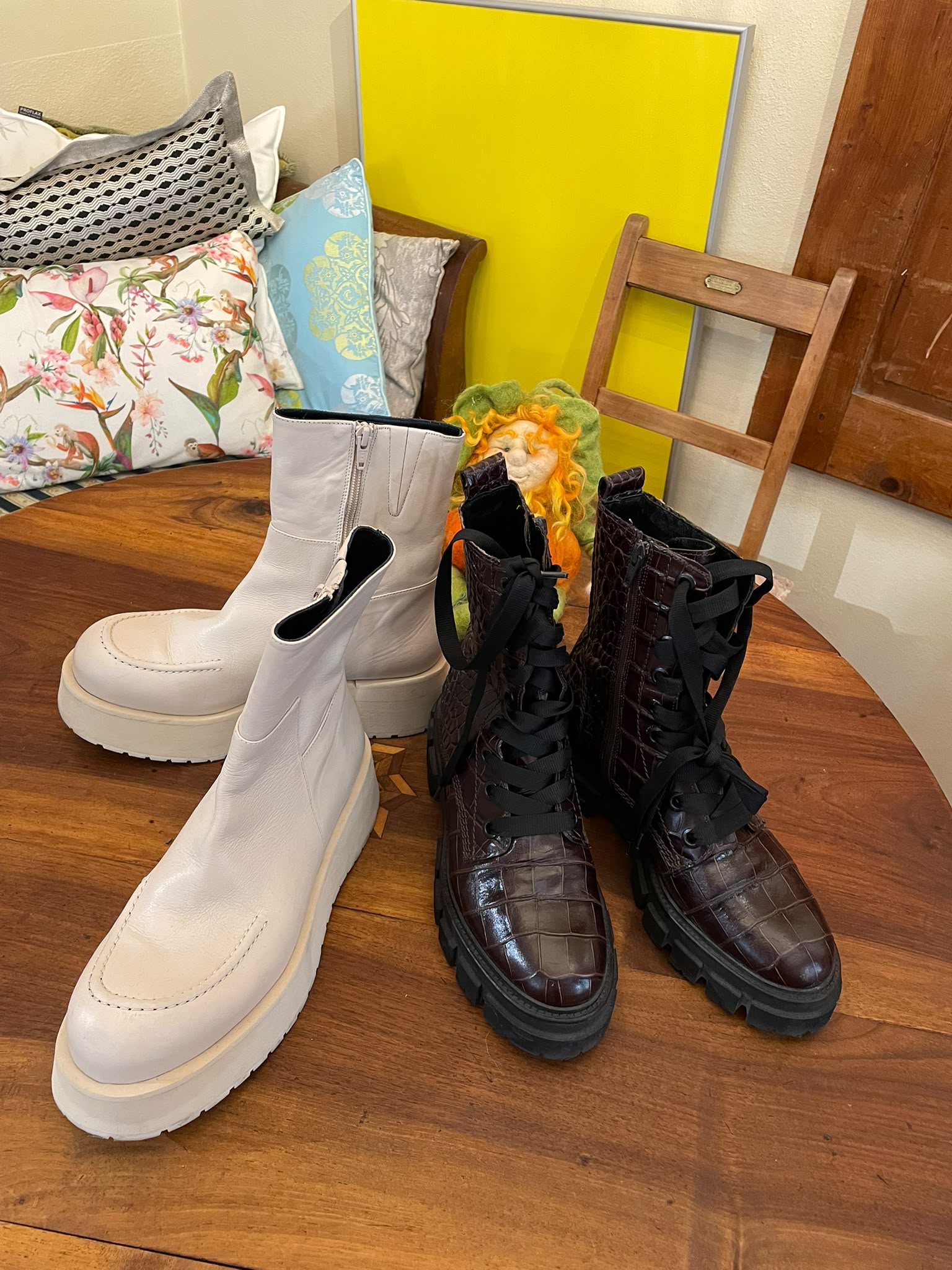 Secondhand Stiefel für Damen: helle Plateau-Boots und Schnürstiefel, am Dorfbach Altdorf